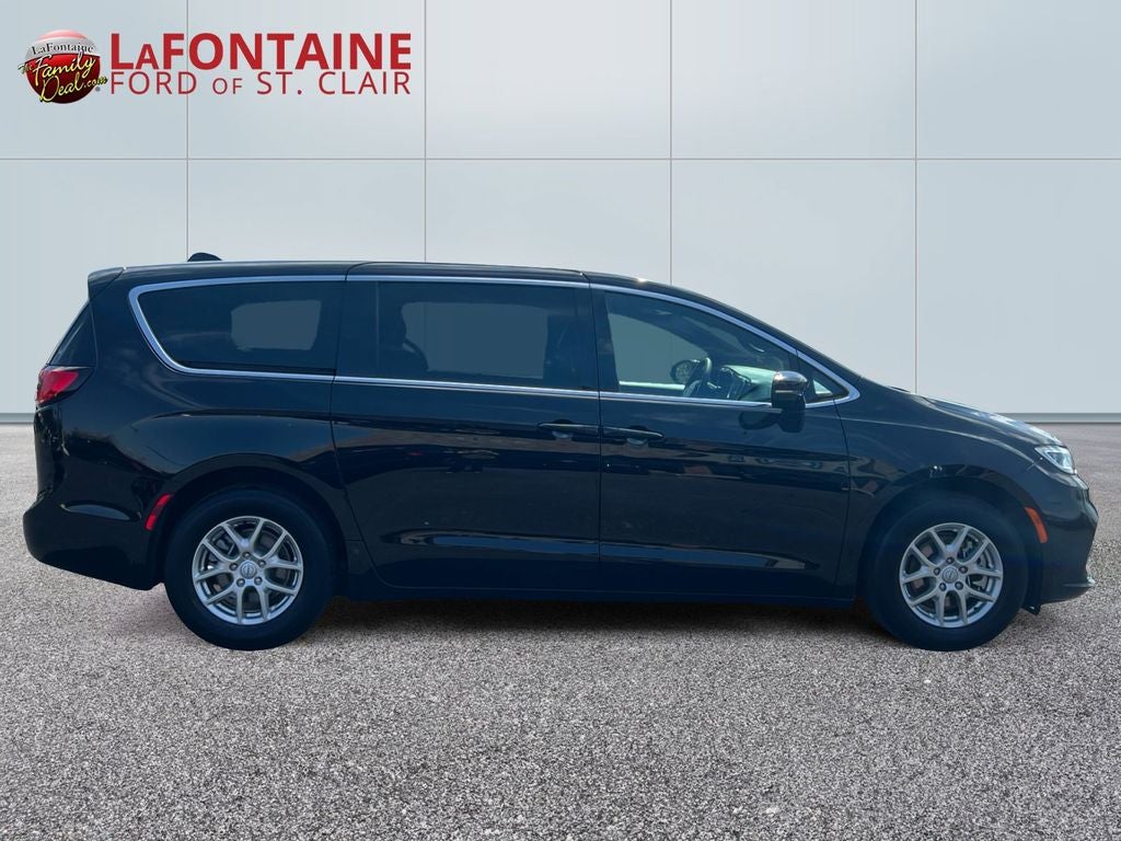 2025 Chrysler Pacifica Select
