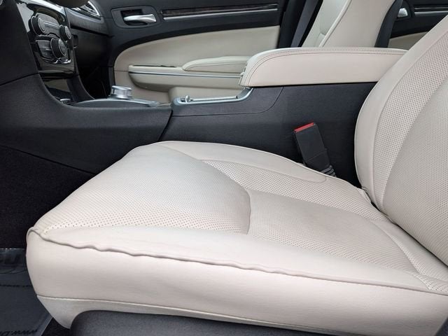 2022 Chrysler 300 Touring L