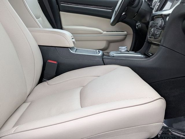 2022 Chrysler 300 Touring L