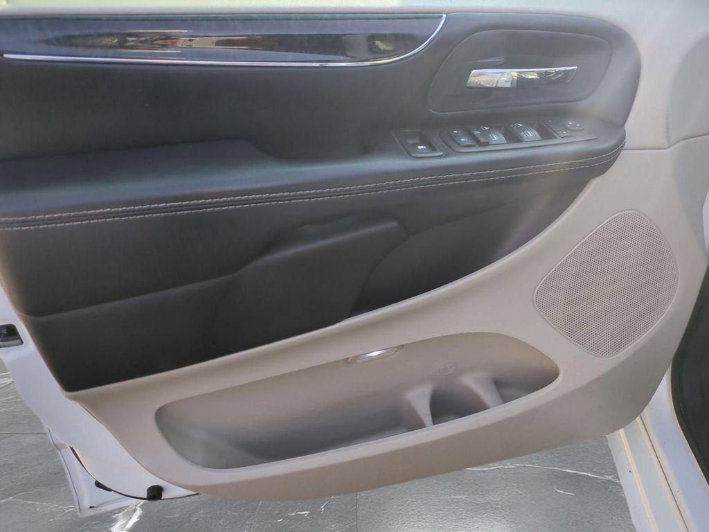 2014 Chrysler Town & Country Touring