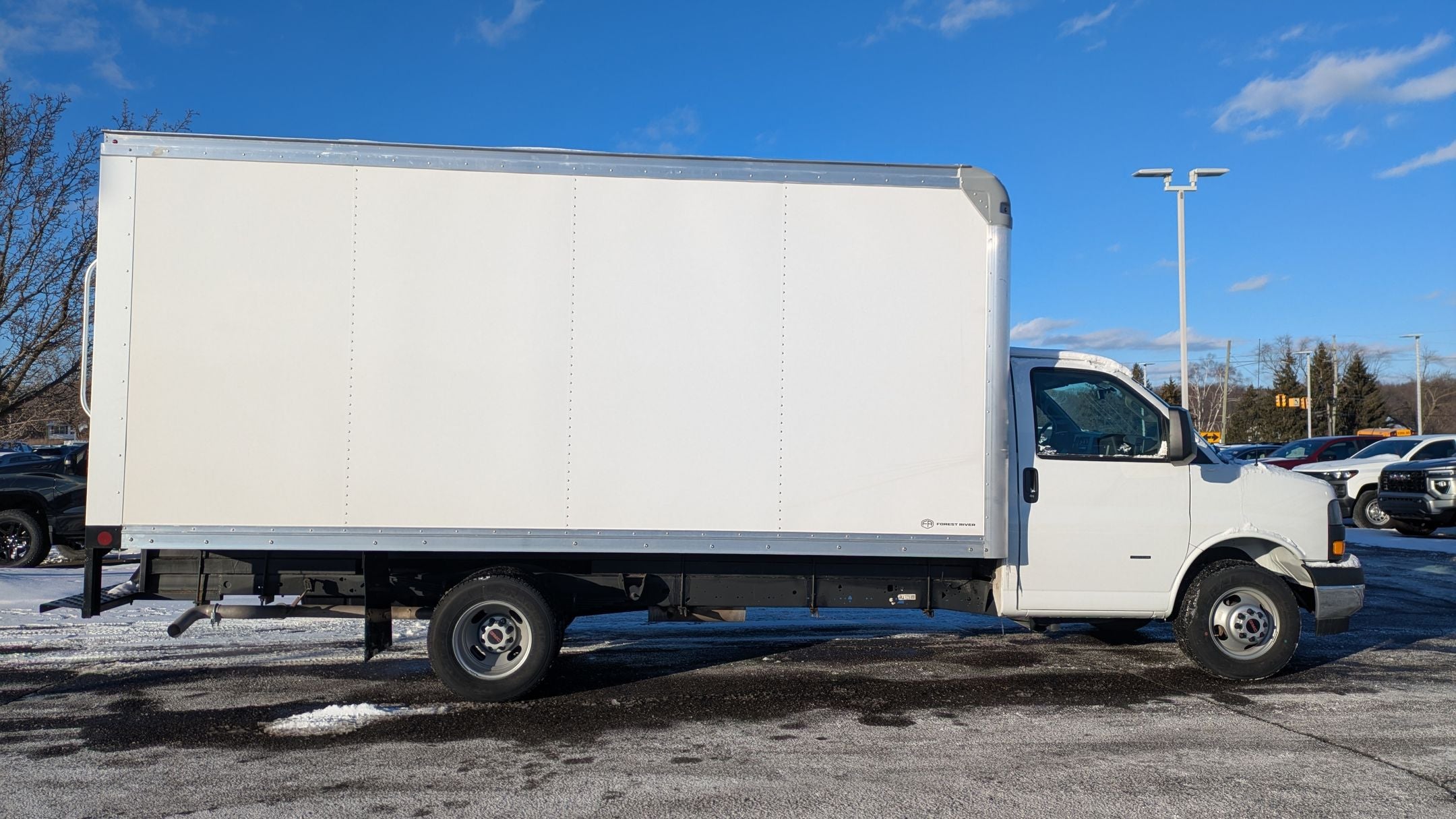 2025 GMC Savana Cutaway 3500 1WT