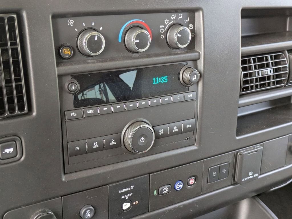 2025 Chevrolet Express Passenger 1LT
