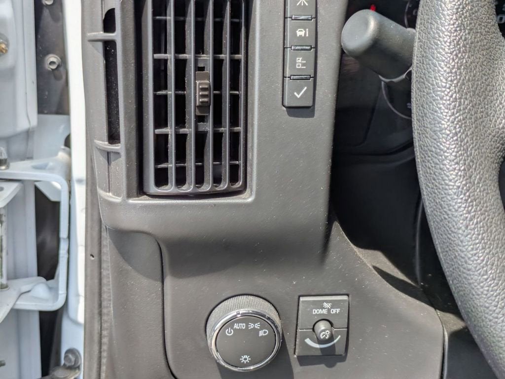 2025 Chevrolet Express Passenger 1LT