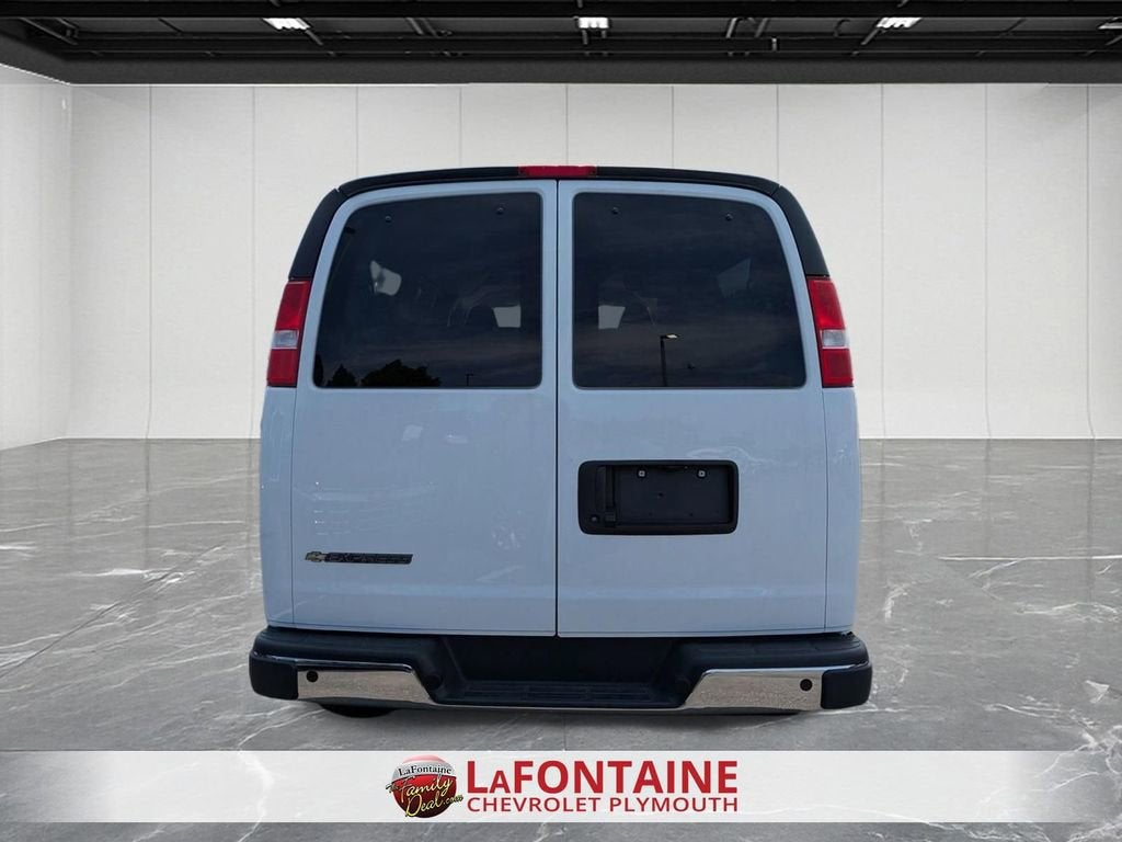 2025 Chevrolet Express Passenger 1LT
