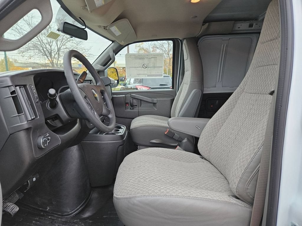 2025 Chevrolet Express Cargo WT