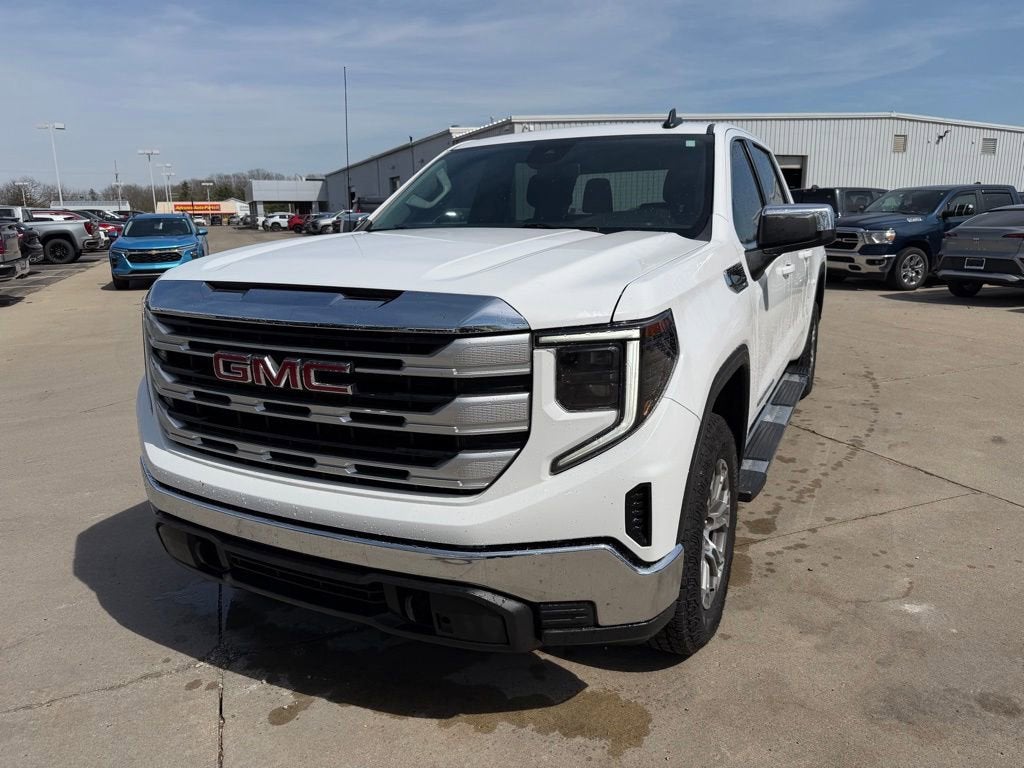 2022 GMC Sierra 4WD Crew Cab Short Box SLE's photo